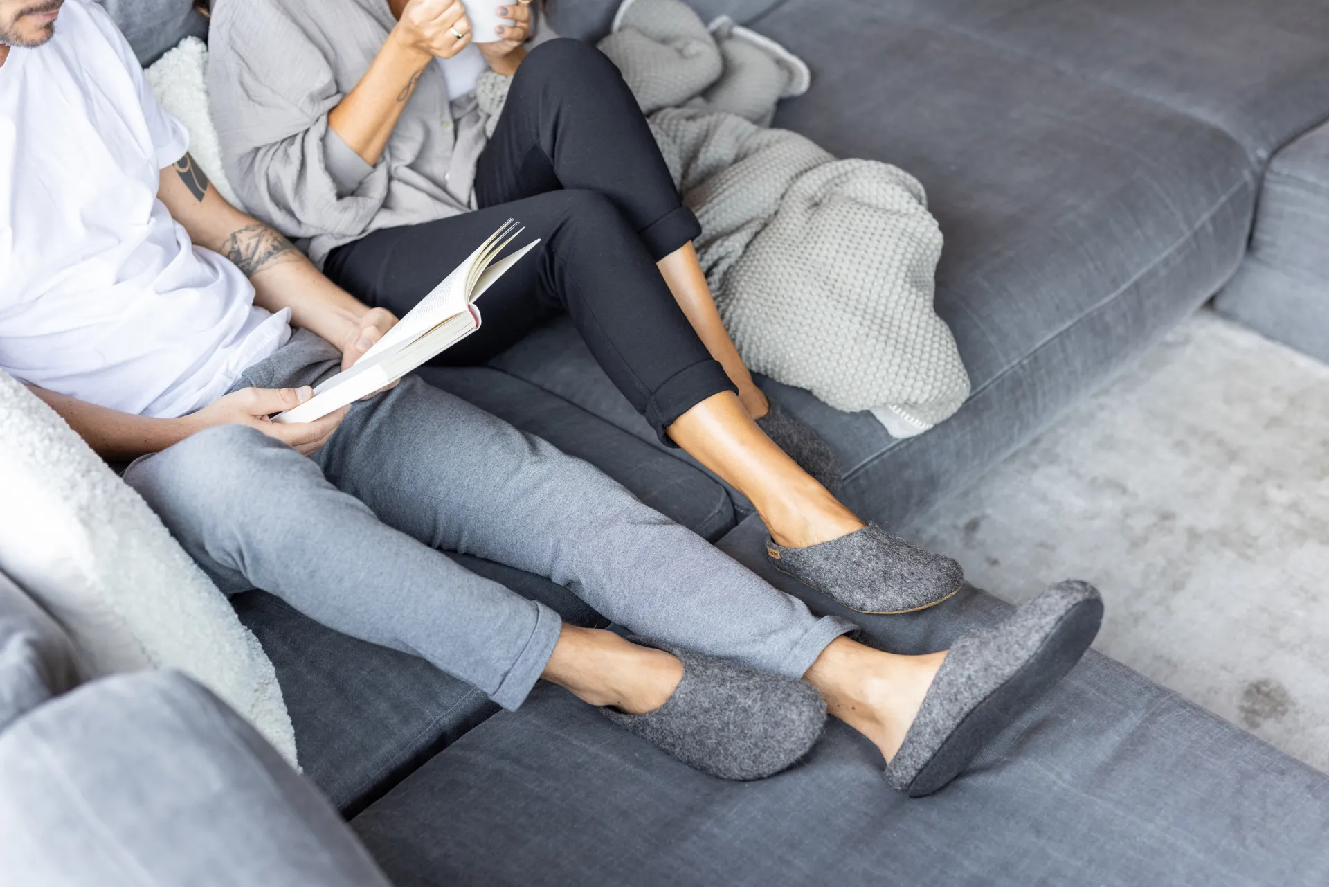 Gemütlich-Chillen-auf-der-Couch-in-Filzhausschuhen