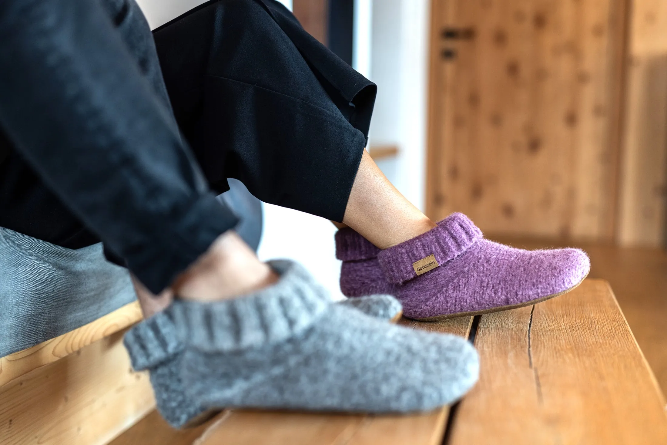 Knit Boot Hüttenschuhe auf Holzbank
