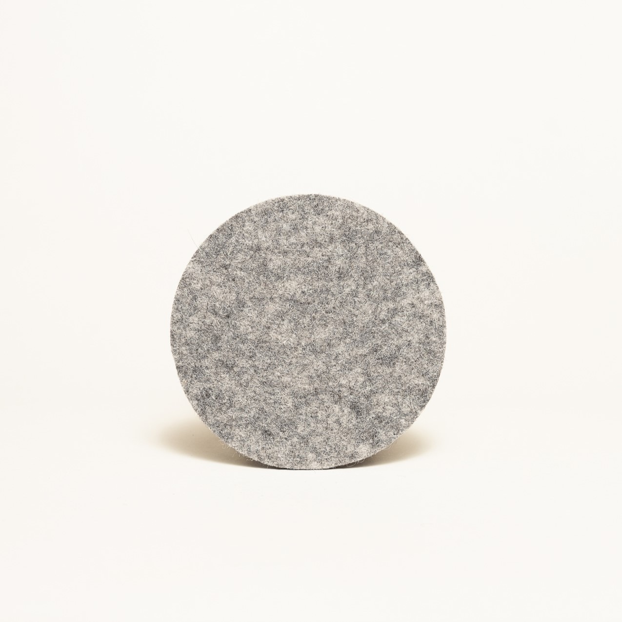 Filz-Untersetzer rund aus Schurwolle - Made in Tirol | Gottstein Manufaktur für Wolle | 30 cm Durchmesser hellbraun