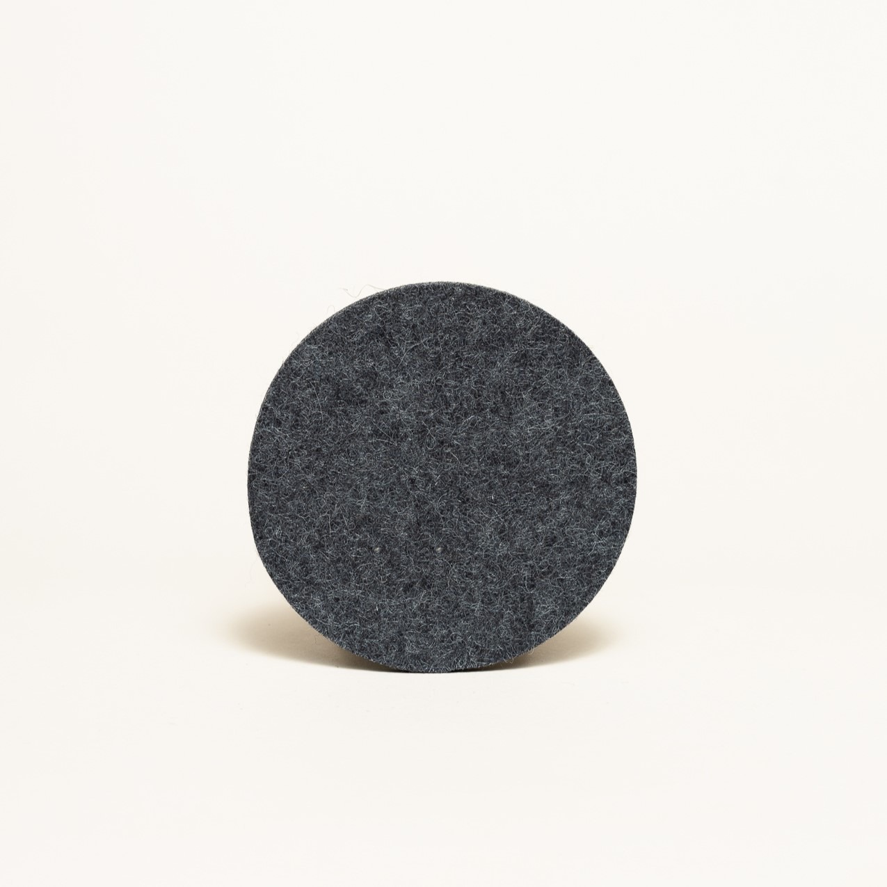 Filz-Untersetzer rund aus Schurwolle - Made in Tirol | Gottstein Manufaktur für Wolle | 10 cm Durchmesser anthrazit