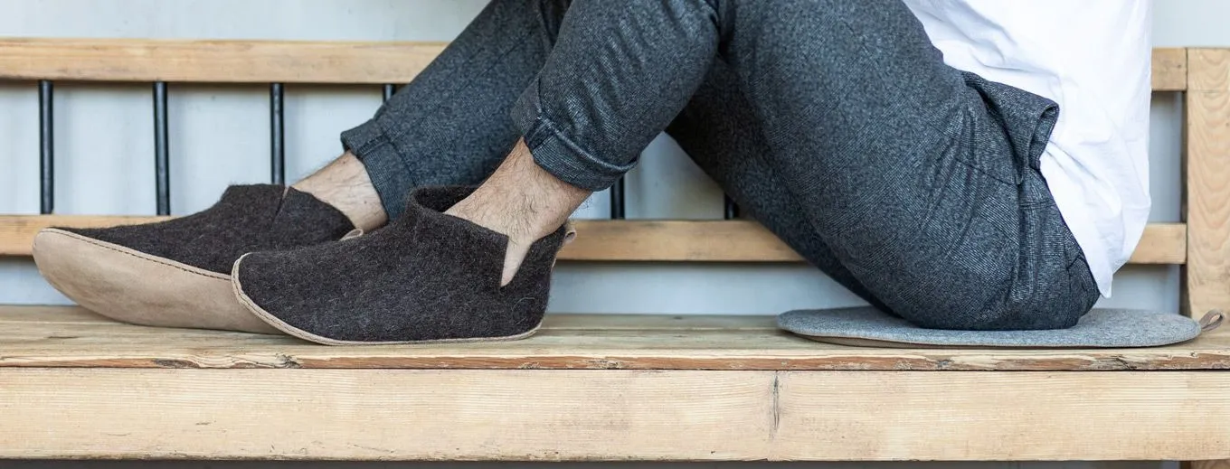 Hüttenschuhe für Herren - Mann auf Bank Hüttenschuhe für Herren - Mann auf Bank